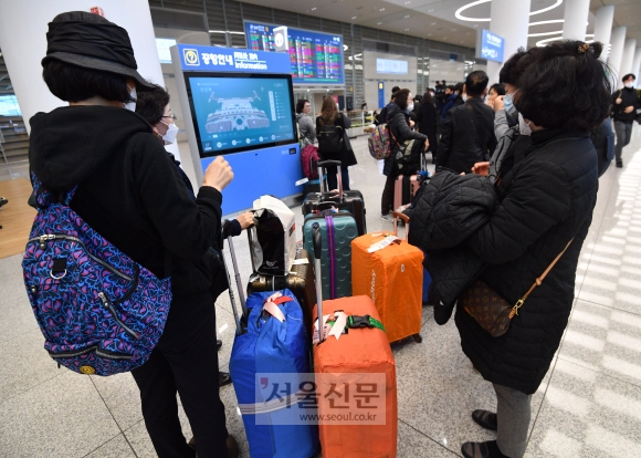 23일 이스라엘 텔 아브비에서 입국이 금지돼 한국으로 돌아온 대한민국들이 인천공항으로 통해 귀국 하고 있다. 2020.2.23  박지환 기자 popocar@seoul.co.kr