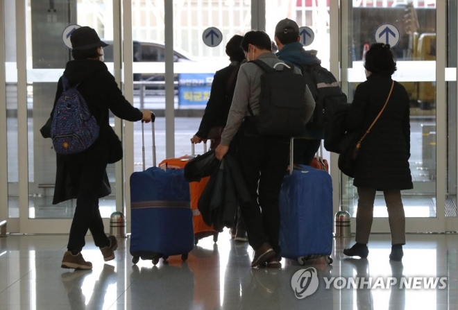 이스라엘로 가는 중에 입국 금지를 당한 한국인 여행객들이 23일 오후 인천국제공항을 통해 귀국하고 있다.
