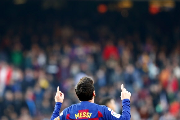 스페인 프로축구 바르셀로나의 리오넬 메시가 23일 새벽 에이바르와의 프리메라리가 홈경기에서 두 번째 골을 터뜨린 뒤 세리머니를 하고 있다. AP 연합뉴스
