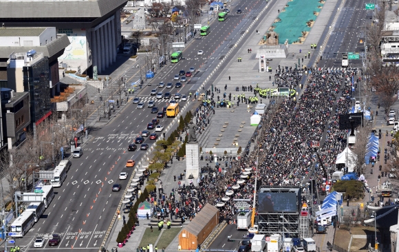 국내 코로나19 확진환자가 600명을 넘어선 23일 서울 종로구 광화문 일대가 한산한 모습을 보였다. 오른쪽 도로에서는 한국기독교총연합회 대표회장인 전광훈 목사가 주도하는 보수 개신교 집회가 열리고 있다. 정연호 기자 tpgod@seoul.co.kr