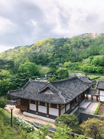 2014년 개관한 종로구 최초의 한옥공공도서관인 청운문학도서관. 종로구 제공