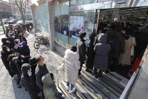 대구 신천지교회發 ‘눈덩이 감염’… 전체 확진자의 절반 넘어