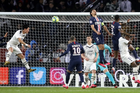 프랑스 프로축구 보르도의 황의조가 24일 열린 리그앙 파리 생제르맹과의 원정경기에서 헤딩슛을 시도하고 있다. AP연합뉴스