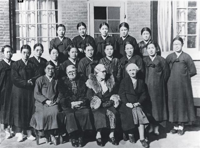 함남 원산 마르타윌슨 여자신학원 교수로 재직할 때. 앞줄 맨 왼쪽이 김마리아.