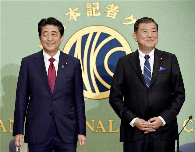 아베 신조 일본 총리(왼쪽)와 이시바 시게루 전 자민당 간사장. 교도 연합뉴스
