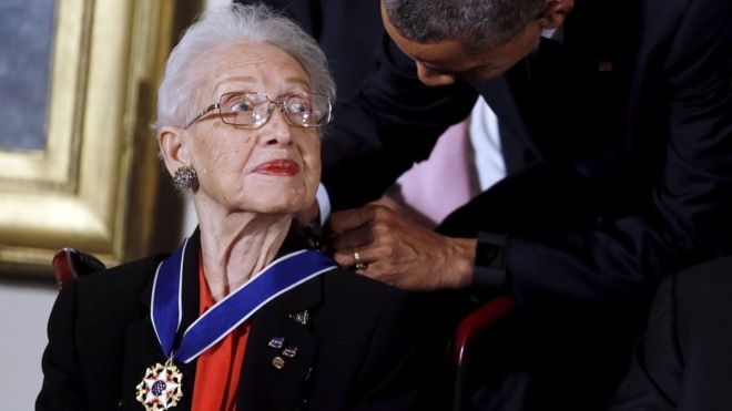 2015년 버락 오바마 미국 대통령으로부터 대통령 자유의메달을 수여받는 캐서린 존슨. 로이터 자료사진 연합뉴스