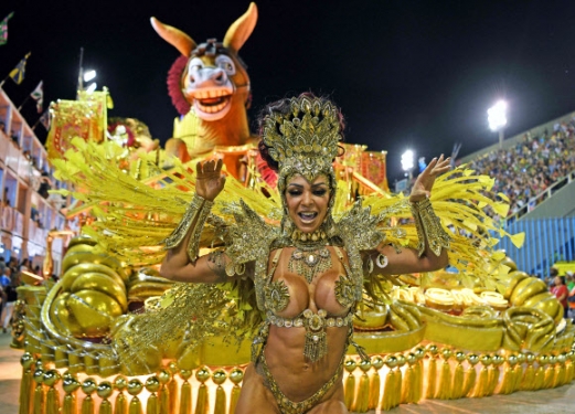 상클레멘테 삼바 학교 퍼레이드의 댄서가 24일(현지시간) 브라질 리우데자네이루 삼바드롬에서 열린 ‘카니발 행사’에서 퍼레이드를 하고 있다. AFP 연합뉴스