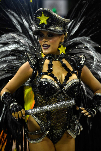 상클레멘테의 삼바 여왕 라파엘라 곰즈가 24일(현지시간) 브라질 리우데자네이루 삼바드롬에서 열린 ‘카니발 행사’에서 퍼레이드를 하고 있다. AFP 연합뉴스
