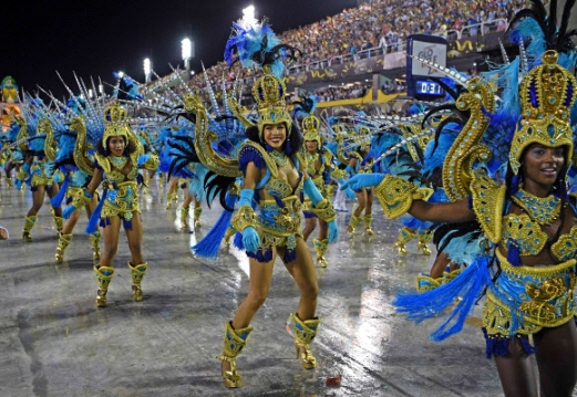 빌라 이사벨 삼바 학교의 멤버들이 24일(현지시간) 브라질 리우데자네이루 삼바드롬에서 열린 ‘카니발 행사’에서 퍼레이드를 하고 있다. AFP 연합뉴스