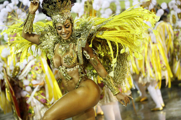 상클레멘테 삼바 학교 퍼레이드의 댄서가 24일(현지시간) 브라질 리우데자네이루 삼바드롬에서 열린 ‘카니발 행사’에서 퍼레이드를 하고 있다. AP 연합뉴스