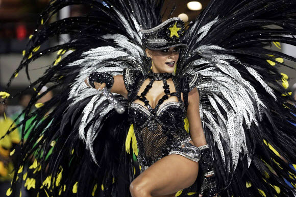 상클레멘테의 삼바 여왕 라파엘라 곰즈가 24일(현지시간) 브라질 리우데자네이루 삼바드롬에서 열린 ‘카니발 행사’에서 퍼레이드를 하고 있다. AP 연합뉴스