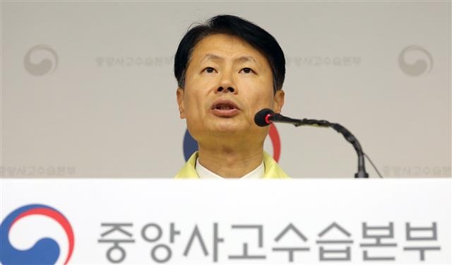 김강립 중앙재난안전대책본부 1총괄조정관이 25일 정부세종청사 보건복지부 브리핑실에서 신종 코로나바이러스감염증(코로나19) 중앙재난안전대책본부 브리핑을 하고 있다. 2020.2.25 뉴스1