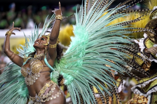 빌라 이사벨 삼바 학교의 댄서가 24일(현지시간) 브라질 리우데자네이루 삼바드롬에서 열린 ‘카니발 행사’에서 퍼레이드를 하고 있다. AP 연합뉴스
