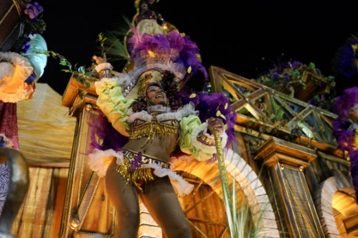 빌라 이사벨 삼바 학교의 댄서가 24일(현지시간) 브라질 리우데자네이루 삼바드롬에서 열린 ‘카니발 행사’에서 퍼레이드를 하고 있다. AP 연합뉴스