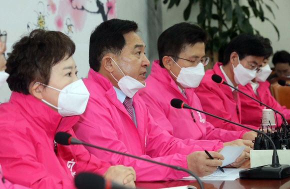 미래통합당 심재철(왼쪽 두 번째) 원내대표가 24일 국회에서 열린 최고위원회에서 발언하고 있다. 정연호 기자 tpgod@seoul.co.kr