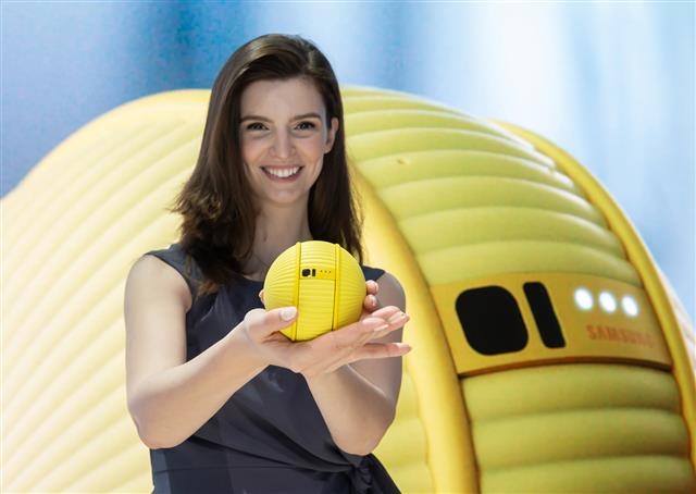 삼성전자 프로모터가 관람객들에게 지능형 컴패니언 로봇 ‘볼리’를 소개하고 있다. 삼성전자 제공