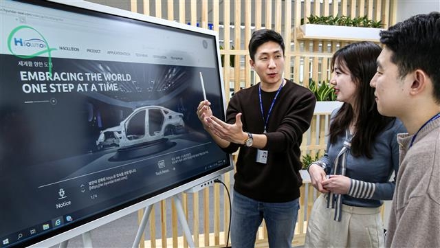 현대제철 직원이 자동차용 철강 브랜드 ‘H-SOLUTION’ 홈페이지를 띄워 설명하고 있다. 현대제철 제공