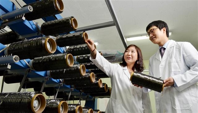 경기 안양의 효성 기술연구소 연구원이 효성이 독자 개발한 탄소섬유의 품질을 검수하고 있다. 효성 제공