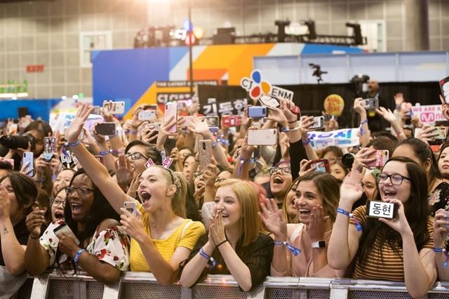 지난해 9월 미국 캘리포니아주 LA컨벤션 센터에서 열린 ‘케이콘 2019 LA’에 관중들이 몰린 모습. CJ ENM 제공