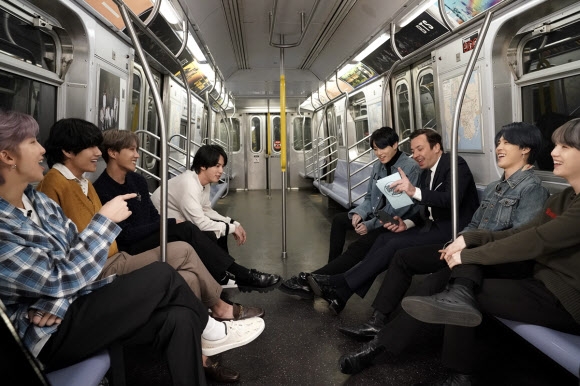 그룹 방탄소년단이 새 앨범의 타이틀곡 ‘온’(ON) 무대를 최초로 공개했다. 이들은 24일(현지시간) 미국 NBC ‘더 투나잇 쇼 스타링 지미 팰런’에 출연해 뉴욕 기차역인 그랜드 센트럴 터미널에서 퍼포먼스와 노래를 선보였다. Andrew Lipovsky·NBC 제공