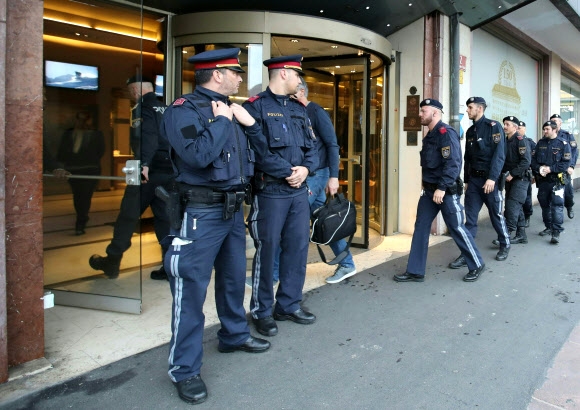 오스트리아 인스브루크 경찰이 25일(현지시간) 이 나라에서 처음으로 코로나19 양성 판정을 받은 여성이 일한 것으로 알려진 호텔을 봉쇄하고 있다. 인스브루크 AFP 연합뉴스 