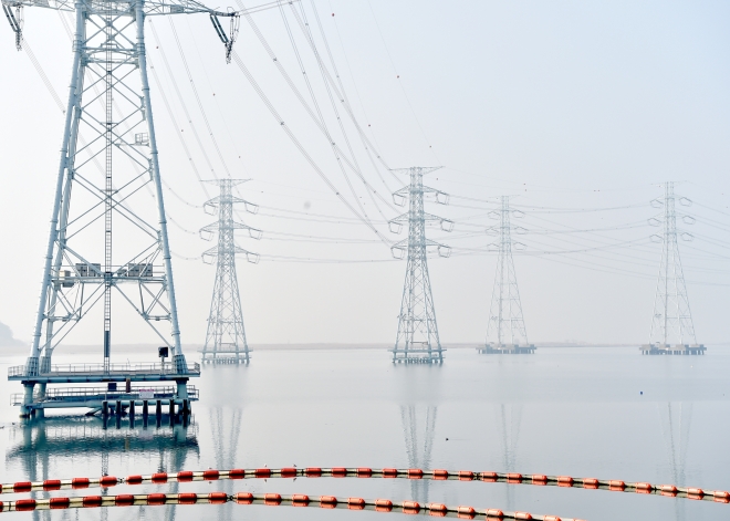 안산 시화호 안에 설치된 송전탑 및 송전선로