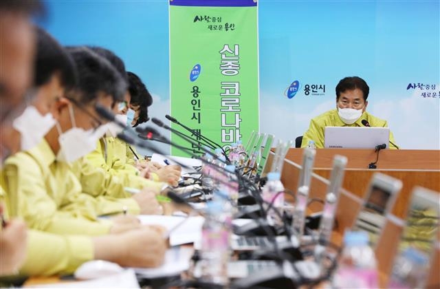 백군기(오른쪽) 용인시장이 지난 22일 시청 영상회의실에서 코로나19 관련 긴급 대책회의를 하고 있다.  용인시 제공