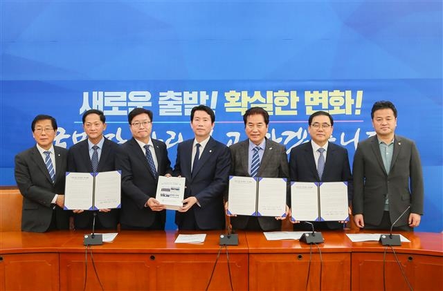 백군기(오른쪽 세 번째) 용인시장 등 4개 대도시 시장이 지난 19일 국회를 찾아 이인영(네 번째) 더불어민주당 원내대표에게 ‘지방자치법 전부개정안’ 조속 처리 공동 촉구문을 전달하고 있다. 용인시 제공