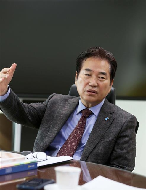 백군기 용인시장이 26일 서울신문과의 인터뷰에서 코로나19 사태와 관련해 “시민들의 경제적 충격과 피해를 최소화하기 위해 지역 경제 살리기에 모든 행정력을 집중하겠다”고 말하고 있다. 용인시 제공