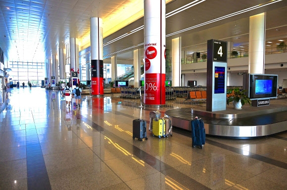 항공 여행객 급감으로 한산한 베트남 공항