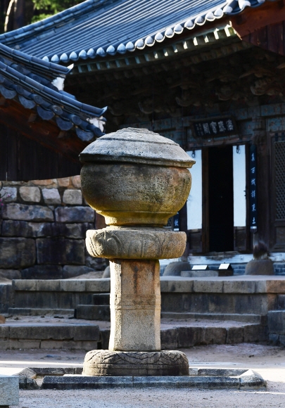 부처님의 발우를 형상화한 봉발탑. 보기 드문 형태의 문화재다.
