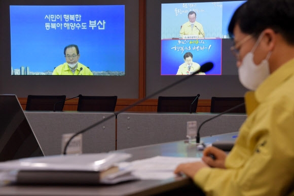 오거돈 부산시장과 송철호 울산시장, 김경수 경남지사는 26일 오후 영상회의를 열고 신종 코로나바이러스 감염증(코로나19) 확산 방지를 위해 정보와 의료장비를 공유하는 등 공동 대응하기로 합의했다. 연합뉴스