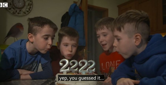 29일(현지시간) 여덟 살이자 진짜로는 두 살 생일을 맞아 촛불을 함께 꺼뜨리는 영국 브리스톨의 네쌍둥이 형제. 윤년인 4년마다 진짜 생일이 돌아오니 이제 두 살 밖에 안된다. BBC 동영상 캡처 