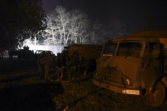 그리스 군인들이 터키 난민들의 유럽연합(EU) 진입이 시작된 29일(현지시간) 카스타니에스의 터키 국경 담장에 탐색등을 비춰 접근을 막고 있다. 카스타니에스 AP 연합뉴스 