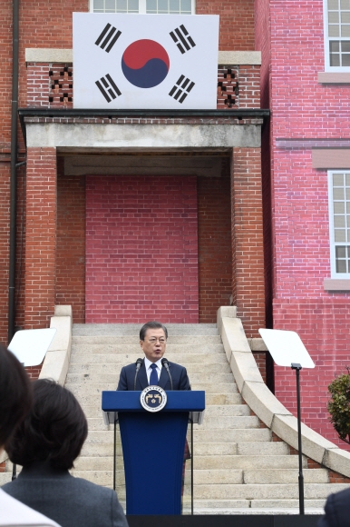 문재인 대통령이 1일 종로구 배화여고에서 3.1절 기념사를 하고 있다. 2020.3.1도준석 기자 pado@seoul.co.kr