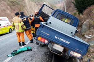 경남 거창서 주민 태운 트럭 배수로에 빠져 3명 사망