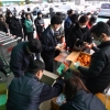 [서울포토]마스크 사기 위해 모인 인파