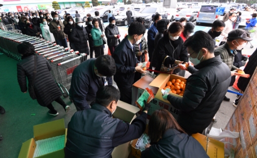 [서울포토]마스크 사기 위해 모인 인파