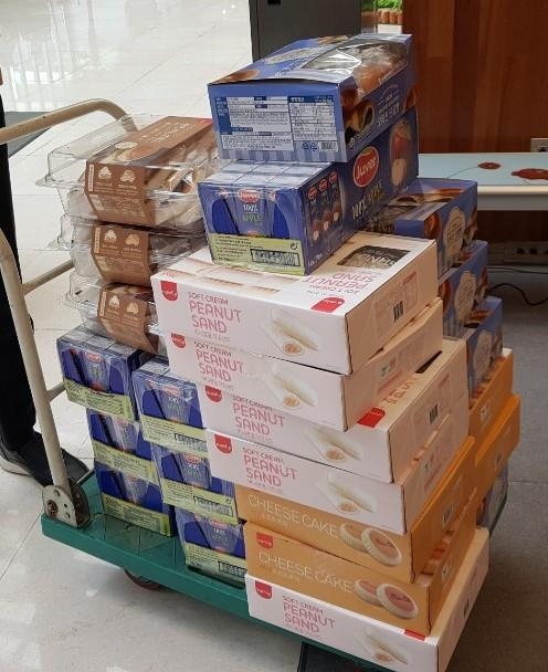 서울 서초구민들이 구청과 보건소로 보내온 떡, 음료수 등 기부 물품. 서초구 제공