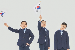 송일국 아들 삼둥이 근황, 태극기 흔들며 ‘환한 미소’ [EN스타]