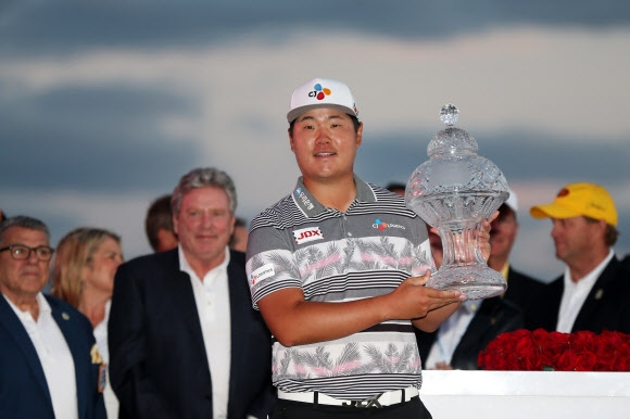 임성재가 2일 미국프로골프(PGA) 투어 혼다클래식에서 한국선수로는 2011년 양용은 이후 두 번째로 우승한 뒤 트로피를 들어올리고 잇다. [AFP 연합뉴스]