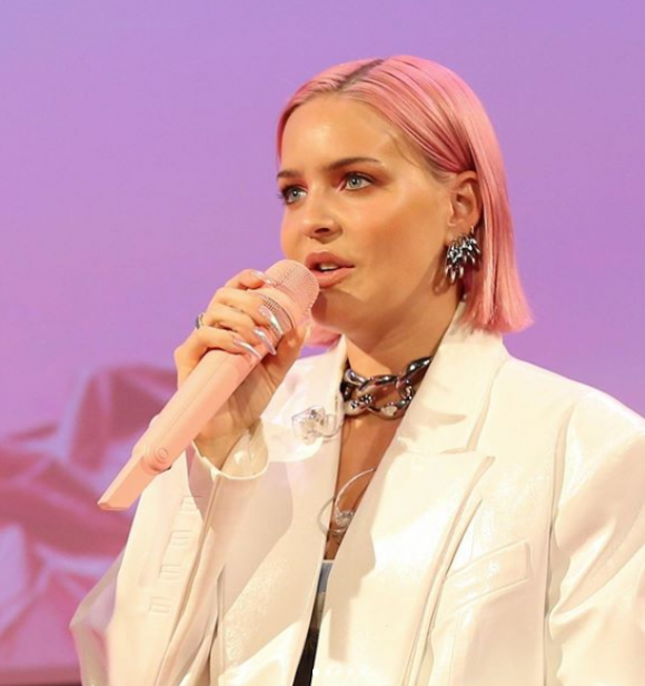 “욱일기 머리띠 한 호스트와 방송”...영국 가수 앤 마리, 결국 사과