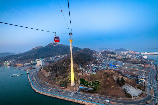 목포해상케이블카가 코로나19 여파로 영업에 어려움을 겪고 있는 입점업체들에 대해 임대수수료 1개월 전액을 감면했다. 사진은 목포해상케이블카.