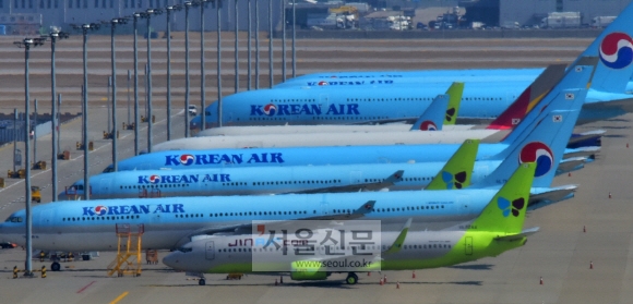코로나19 관련 한국인의 입국을 금지하거나 입국절차를 강화한 국가가 81개국이 되면서, 2일 인천공항에 운항을 하지 못하고 있는 비행기가 계류장에 줄지어 서있다. 2020.3.2 이종원 선임기자 jongwon@seoul.co.kr