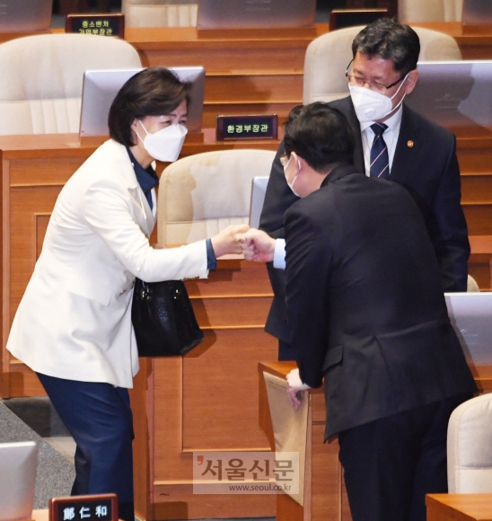 2일 열린 국회 본회의장에서 추미애 법무장관이 국무위원과 주먹악수를 하고 있다. 2020.3.2 김명국 선임기자 daunso@seoul.co.kr