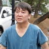동료가 전한 ‘의사 안철수’ 근황 “호흡 힘든 방호복 입고 40여명 진료”