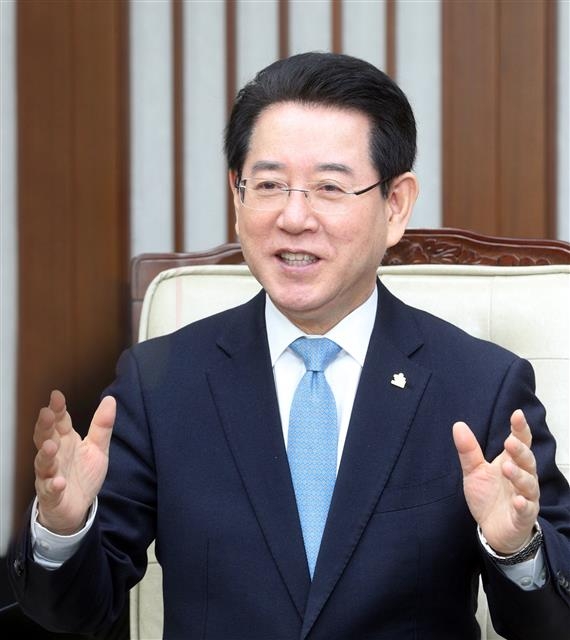 김영록 전남지사가 2일 서울신문과의 인터뷰에서 코로나19 방역을 철저히 하면서 전남의 미래 비전인 ‘청정 전남 블루 이코노미(Blue Economy)’를 올해 본격 추진하겠다고 밝히고 있다. 전남도 제공