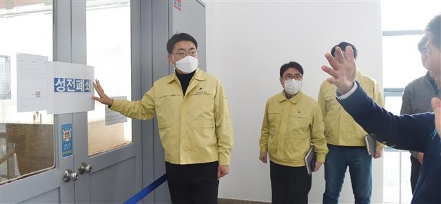 오승록(왼쪽) 서울 노원구청장이 지난달 22일 노원구 상계동에 있는 폐쇄된 신천지예수교회 시설을 둘러보며 구청 직원들에게 철저한 방역을 당부하고 있다. 노원구 제공