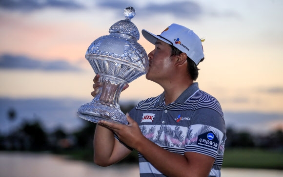 황혼빛 아래 황홀한 입맞춤