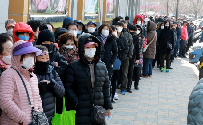 신종 코로나바이러스 감염증(코로나19) 확산이 이어지는 2일 오후 김포 하나로마트에서 시민들이 마스크 구입을 위해 길게 줄을 서고 있다.2020.3.2/뉴스1